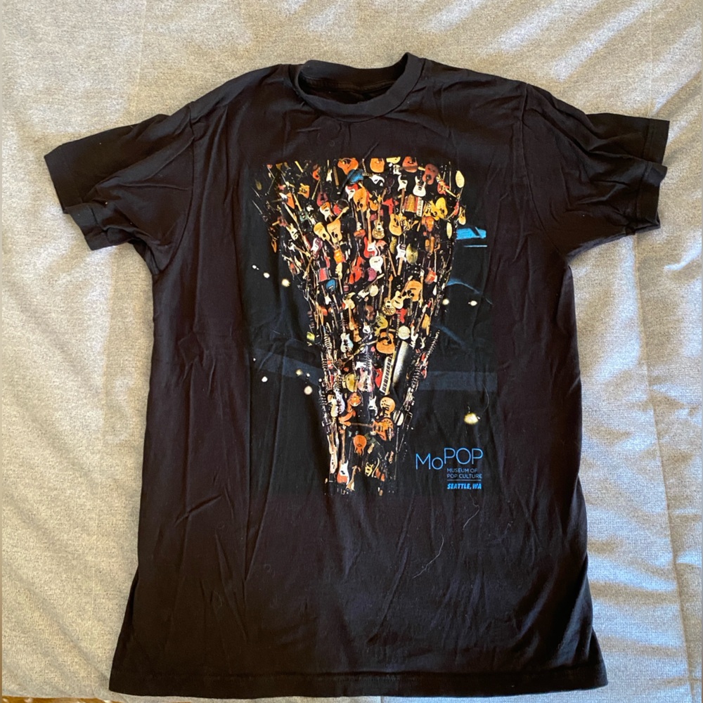 Museum of Pop Culture- Men’s graphic tee guitar sculpture Size: M color: black